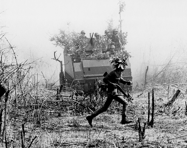 http://www.daveberryphotography.com/images/fullimages/vietnam/infantryman_and_apc.jpg